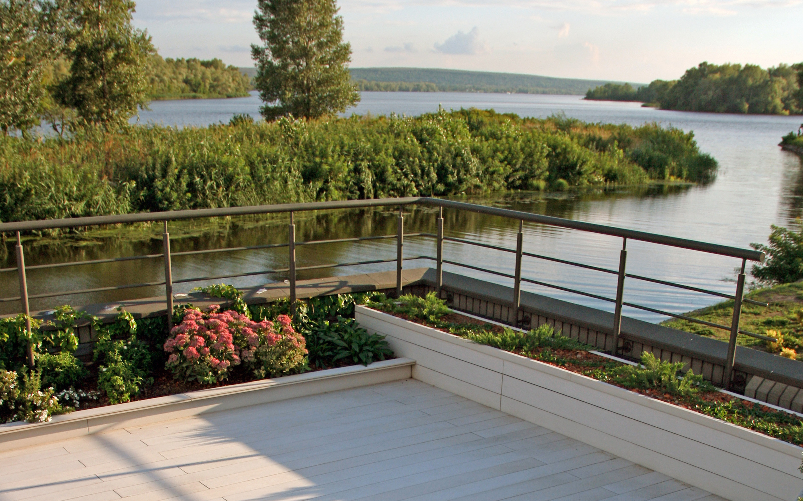 Guardrails were installed on the side facing the river. Roof garden with guardrails and wooden terrace deck